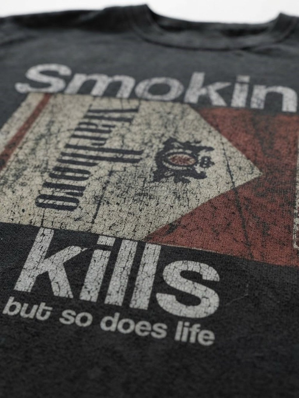 Black Graphic 'Smoking Kills' Gildan Tee - Picture 2 of 2